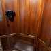 ...rivestito di pannelli in legno e arricchito da un telefono a disco dal sapore vintage